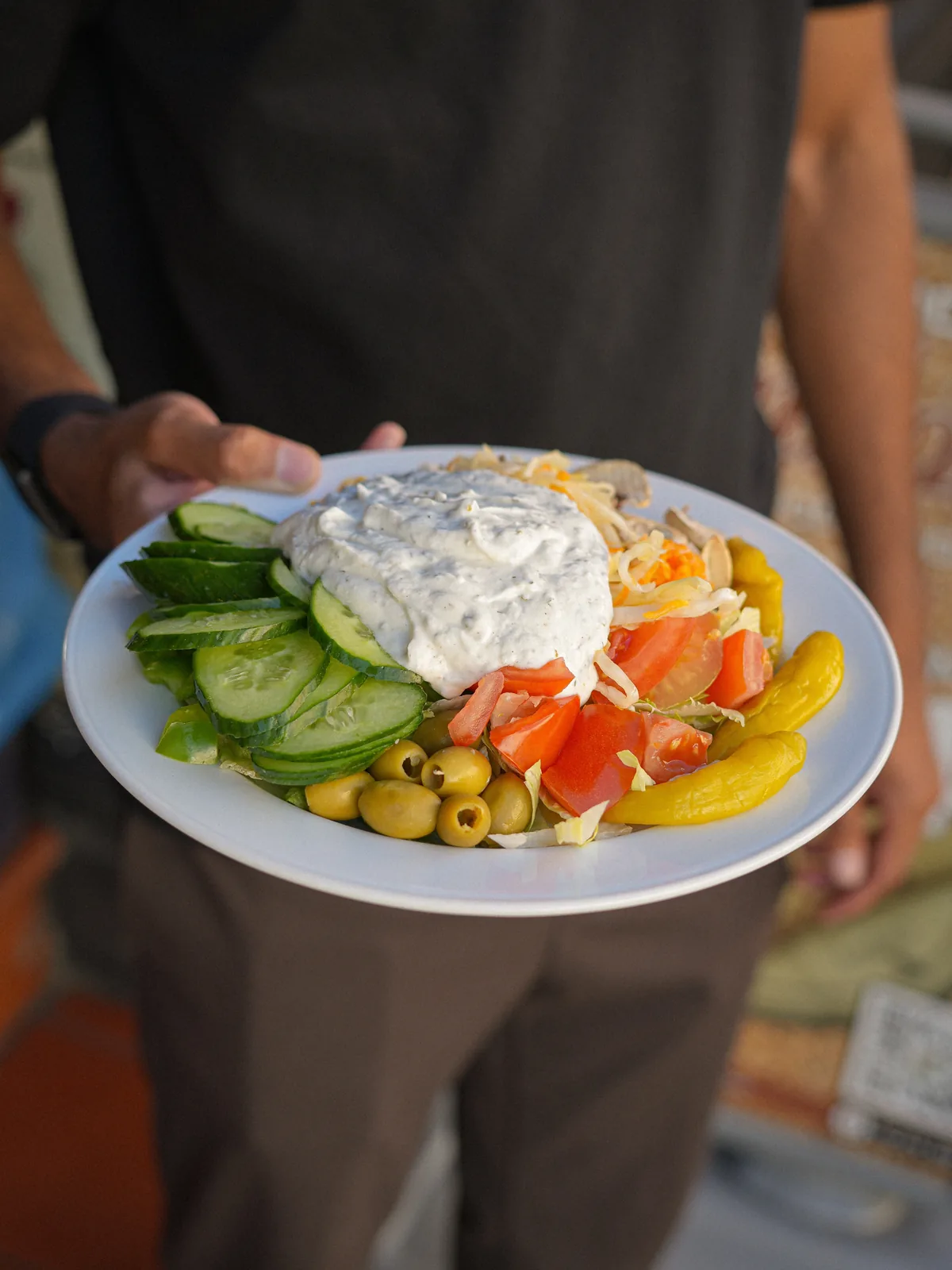Bauernsalat, wie er zu Teller und Pita serviert wird